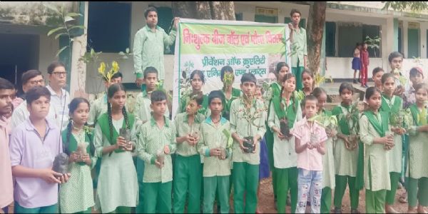 आनंद मार्ग ने हरिजन विद्यालय के विद्यार्थियों को बांटे फलदार पौधे