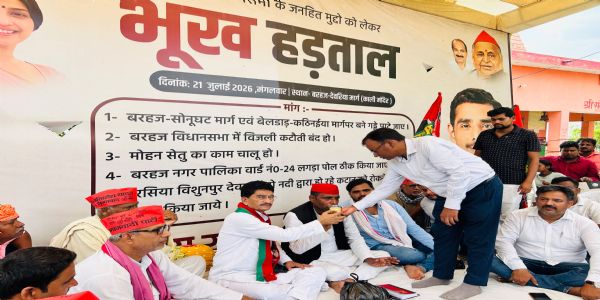एसडीएम बरहज के आश्वासन पर सपा नेता विजय रावत ने समाप्त की भूख हड़ताल