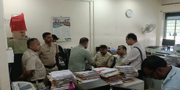 जन्म और मृत्यु सर्टिफिकेट मामले में बड़ा एक्शन : सिलीगुड़ी नगर निगम में पुलिस की छापेमारी