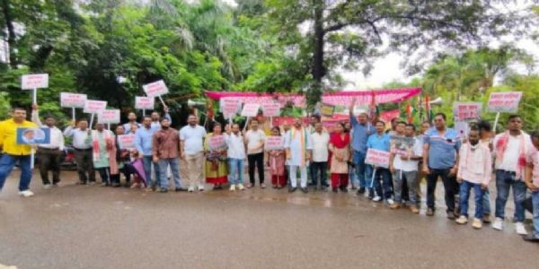 छात्रों पर लाठीचार्ज और पेपर लीक के विरोध में कांग्रेस ने किया प्रदर्शन