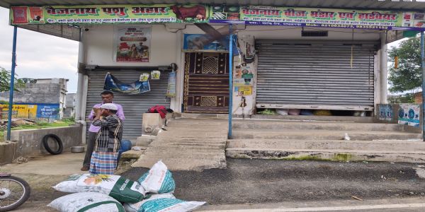 मांगों को लेकर पत्थलगडा में खाद-बीज दुकानें बंद, दिनभर भटके किसान