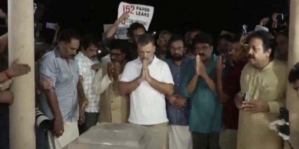 गांधी स्मृति पहुंचे राहुल, इंडी गठबंधन ने नीट पीड़ित छात्रों को दी श्रद्धांजलि