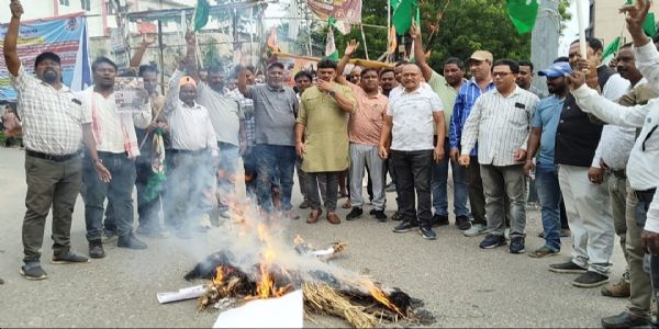 छात्रों पर लाठीचार्ज के विरोध में झामुमो ने किया प्रदर्शन