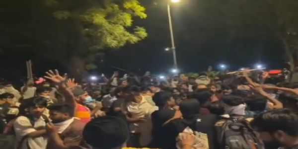 जंतर-मंतर में प्रदर्शन स्थल के पास दिल्ली पुलिस के इंस्पेक्टर पर हमला, आई-कार्ड और सोने की चेन छीनी