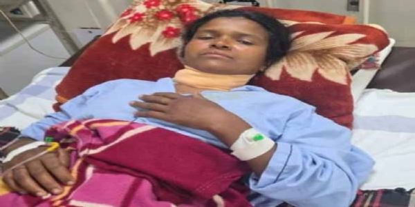 परेशान युवक ने स्वयं का काटा गला, बचाने आई पत्नी पर ब्लेड से किया हमला