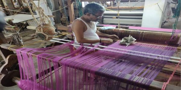 संकट और नई उम्मीदों के बीच झूलता बुनकर उद्योग