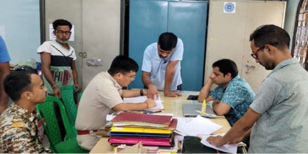 जन्म-मृत्यु प्रमाण पत्र घोटाला मामला : तूफानगंज समेत कई पंचायतों में पुलिस की छापेमारी