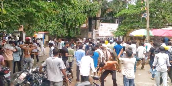 कटिहार में छात्रों का उग्र प्रदर्शन, समाहरणालय के पास पथराव के बाद पुलिस ने किया लाठीचार्ज