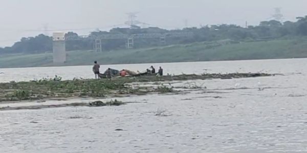 प्रजनन काल में भी यमुना में मछलियों का शिकार, दूषित पानी बना मछली प्रजातियों के लिए संकट