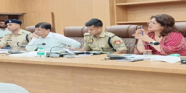 जिलाधिकारी ने स्कूल वाहनों की जांच और फिटनेस को लेकर की बैठक, दिए निर्देश