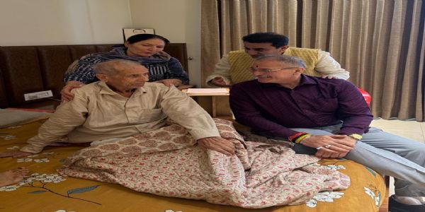 कठुआ में वरिष्ठ भाजपा नेता से मिले हिमाचल के राज्यपाल, स्वास्थ्य का जाना हाल