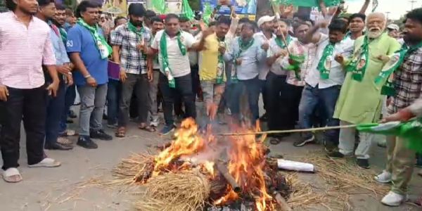 नीट विवाद और छात्रों पर कार्रवाई के विरोध में झामुमो और छात्रों का प्रदर्शन