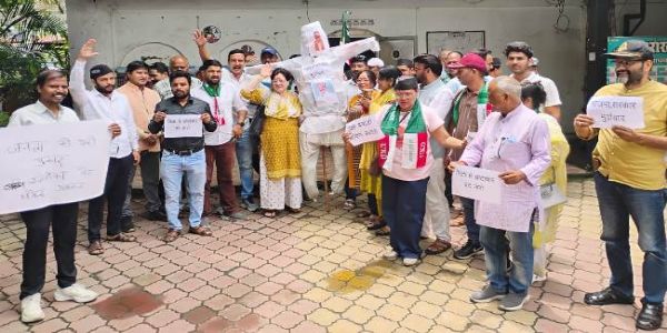 यूकेडी ने जंतर-मंतर पर लाठीचार्ज के विराेध में किया प्रदर्शन, सरकार का पुतला  जलाया
