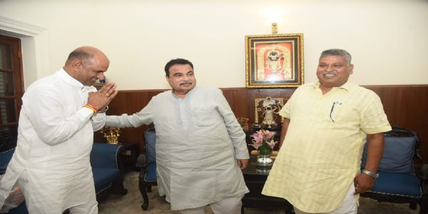 केंद्रीय मंत्री नितिन गडकरी से भेंट सांसद जोशी ने की भेंट, राष्ट्रीय राजमार्ग के लोकार्पण का किया आग्रह