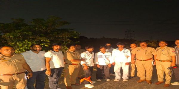 पुलिस मुठभेड़ में तीन शातिर लुटेरे गिरफ्तार, एक के पैर में लगी गोली