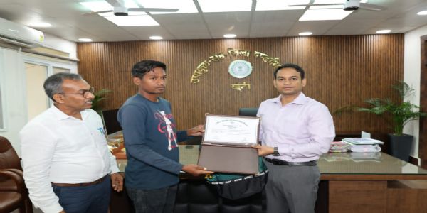 प्रशिक्षित पशुधन मित्रों को उपायुक्त ने दिया प्रमाण-पत्र