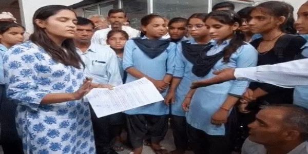 हमें दया नहीं, सड़क चाहिए: स्कूल का रास्ता बंद होने पर बस्ता लेकर कलेक्ट्रेट पहुंचे बच्चे