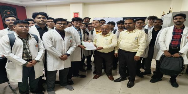 केजीएमयू के एमबीबीएस विद्यार्थियों ने भत्ता बढ़ाने की मांग को लेकर प्रदर्शन किया