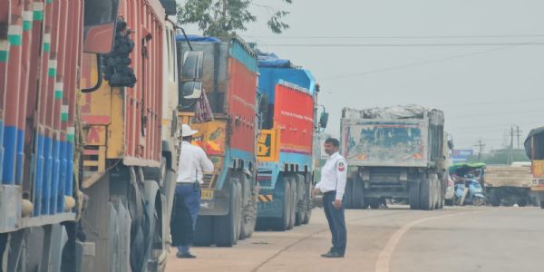 हीरापुर रिंग रोड पर यातायात पुलिस की बड़ी कार्रवाई, 20 ट्रक-ट्रेलरों का चालान