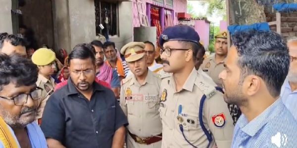 यूक्रेन हमले में मृत नाविक अभिषेक निषाद के परिजनों से मिले जिलाधिकारी-एसपी, हरसंभव सहायता का दिया भरोसा
