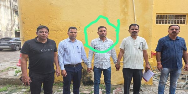 टेंट बिल पास करने की एवज में तीन हजार की रिश्वत लेते ग्राम विकास अधिकारी गिरफ्तार
