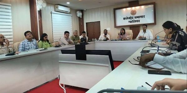 ग्वालियरः बारिश के कारण सड़कों पर एकत्र होने वाले निराश्रित पशुओं को शिफ्ट करने के निर्देश