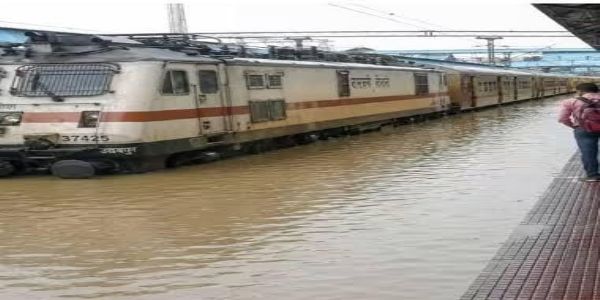 पूर्वोत्तर सीमांत रेलवे में जलभराव के कारण सात रेलगाड़ियों का परिचालन प्रभावित