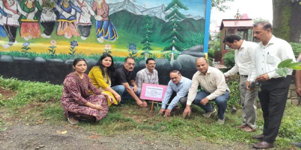 धर्मशाला डाइट में प्रशिक्षुओं ने पर्यावरण संरक्षण के लिए किया पौधरोपण