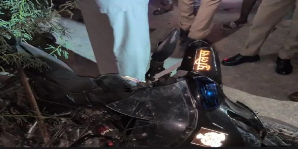 औरैया : बुंदेलखंड एक्सप्रेसवे पर ट्रैक्टर ने पीआरवी बाइक में मारी टक्कर, दो पुलिस कर्मी समेत तीन घायल