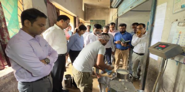 दुग्ध उत्पादन और जरबेरा की खेती का उपायुक्त ने किया निरीक्षण