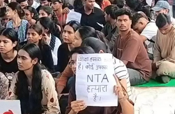 इंदौर में ढोल-मंजीरों के साथ युवाओं का प्रदर्शन इंदौर में ढोल-मंजीरों के साथ युवाओं का प्रदर्शन