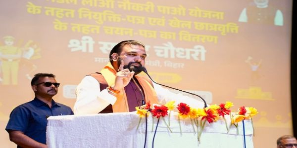 मेडल लाओ नौकरी पाओ योजना के तहत नियुक्ति पत्र एवं खेल छात्रवृत्ति कार्यक्रम में सम्बोधन के दौरान सम्राट चौधरी मेडल लाओ नौकरी पाओ योजना के तहत नियुक्ति पत्र एवं खेल छात्रवृत्ति कार्यक्रम में सम्बोधन के दौरान सम्राट चौधरी