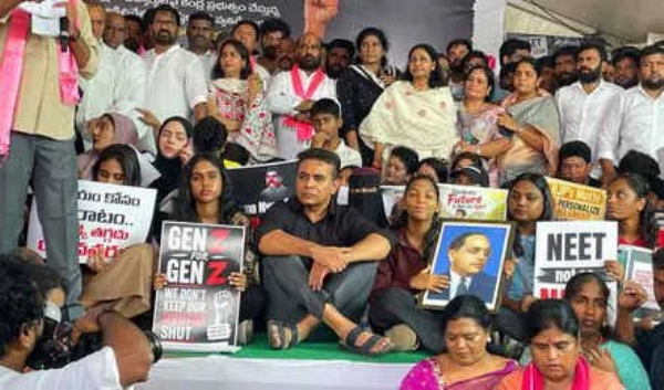 हैदराबाद में प्रदर्शन करते वामपंथी छात्र संगठनों के कार्यकर्ता