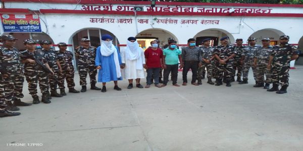 पुलिस व एसएसबी अभिरक्षा में पकड़े गए संदिग्ध पुलिस व एसएसबी अभिरक्षा में पकड़े गए संदिग्ध