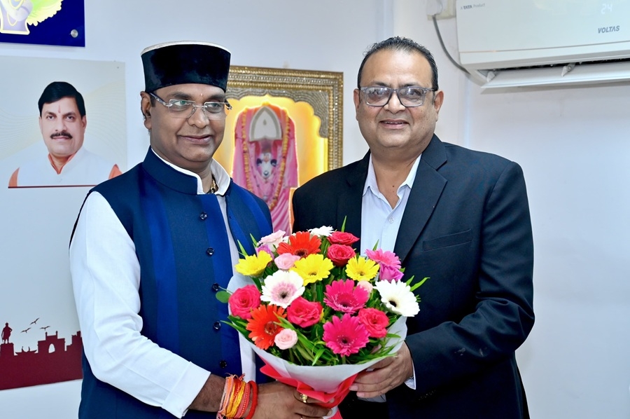मंत्री विश्वास कैलाश सारंग को पुष्पगुच्छ भेंट करते हुए आरएफआई के महासचिव सुभाषित मुखर्जी मंत्री विश्वास कैलाश सारंग को पुष्पगुच्छ भेंट करते हुए आरएफआई के महासचिव सुभाषित मुखर्जी