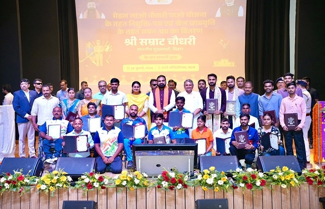 मेडल लाओ नौकरी पाओ योजना के तहत नियुक्ति पत्र एवं खेल छात्रवृत्ति प्रदान करने के बाद मुख्यमंत्री उपमुख्यमंत्री सहित खिलाड़ीगण मेडल लाओ नौकरी पाओ योजना के तहत नियुक्ति पत्र एवं खेल छात्रवृत्ति प्रदान करने के बाद मुख्यमंत्री उपमुख्यमंत्री सहित खिलाड़ीगण