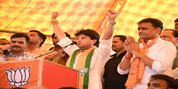 दतिया में जनसभा को संबोधित करते हुए सिंधिया दतिया में जनसभा को संबोधित करते हुए सिंधिया