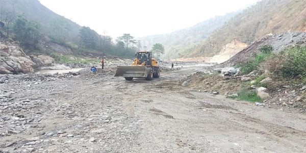 बारिश की वजह से बीपी राजमार्ग टूटा बारिश की वजह से बीपी राजमार्ग टूटा