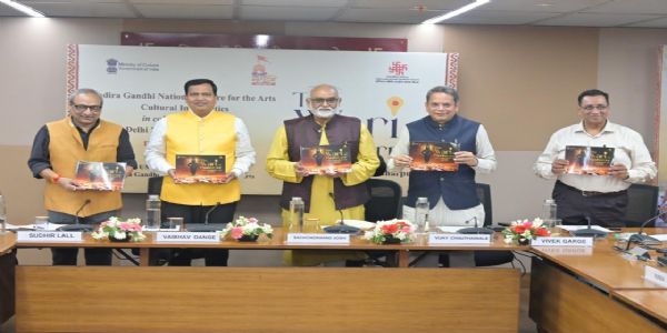 आईजीएनसीए के सदस्य सचिव डॉ. सच्चिदानंद जोशी के साथ अन्य लोग मौजूद।