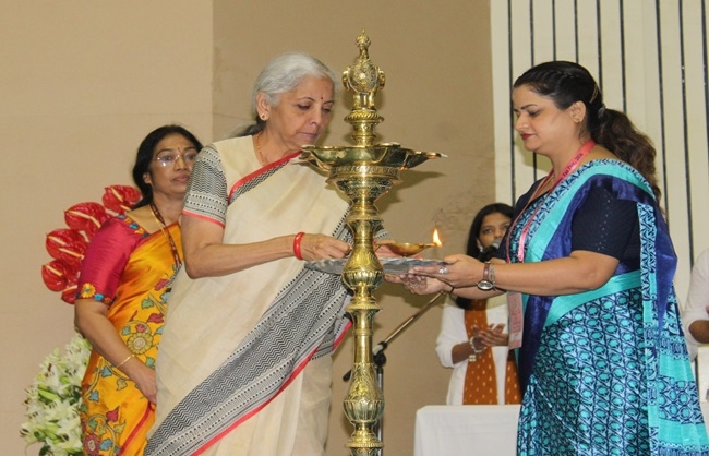 नई दिल्ली में 167वें आयकर दिवस पर आयोजित कार्यक्रम को संबोधित करते सीतारमण नई दिल्ली में 167वें आयकर दिवस पर आयोजित कार्यक्रम को संबोधित करते सीतारमण