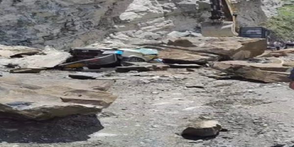 हिमाचल प्रदेश के लाहौल स्पीति में पहाड़ी से गिरी चट्टान की चपेट में आई टाटा सुमो, 13 लोगों की मौत, दो घायल