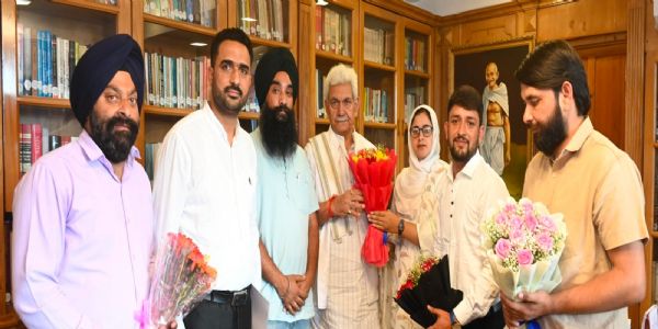 कुलगाम व बारामुला के भाजपा नेता ने उपराज्यपाल से की मुलाकात