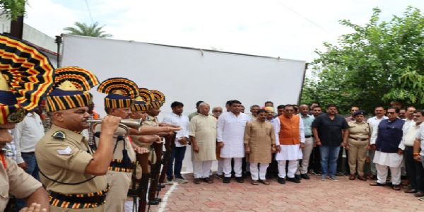 सीहोरः अमर शहीद कुंवर चैनसिंह के शहादत दिवस पर दिया गया गार्ड ऑफ ऑनर