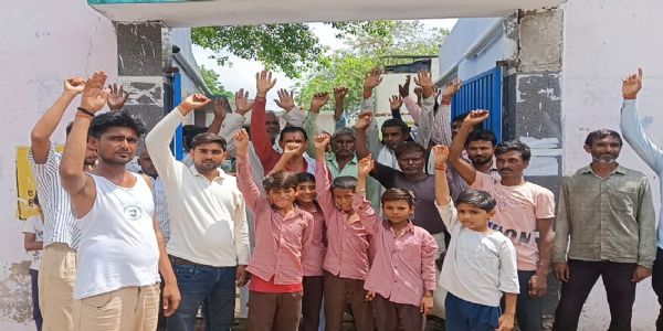 मिड-डे मील के भोजन में कीड़े मिलने पर ग्रामीणों का फूटा गुस्सा