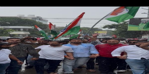 युवाओं पर पुलिस कार्रवाई के विरोध में एनएसयूआई और युवा कांग्रेस ने भोपाल में निकला तिरंगा मार्च, शिक्षा मंत्री के इस्तीफे की मांग दोहराई