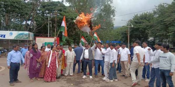 दंतेवाड़ा : छात्रों पर लाठीचार्ज एवं कांग्रेस नेताओं की गिरफ्तारी के विरोध में कांग्रेस ने किया प्रदर्शन
