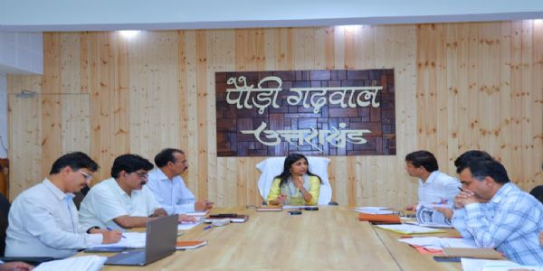 , डीएम ने जल स्रोत संरक्षण और समय पर कार्य पूरे करने के दिए निर्देश