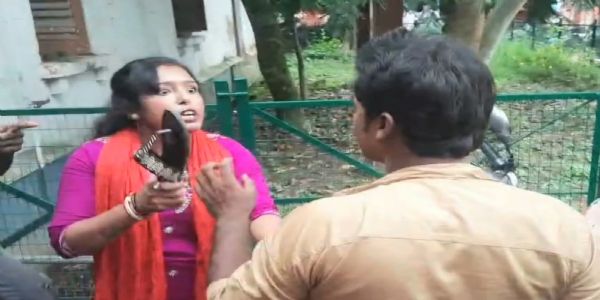 काटवा अदालत परिसर में छेड़छाड़ का आरोप, महिला ने युवक को जूते से पीटा पिटाई