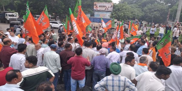 कांग्रेस के दोहरे रवैए के विरोध में भाजपा ने निकाला विरोध मार्च, राहुल गांधी का पुतला फूंका