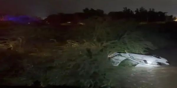 भारी बारिश में नाले में गिरी कार, अहमदाबाद के एक ही परिवार के 4 लोगों की मौत, 2 को बचाया गया